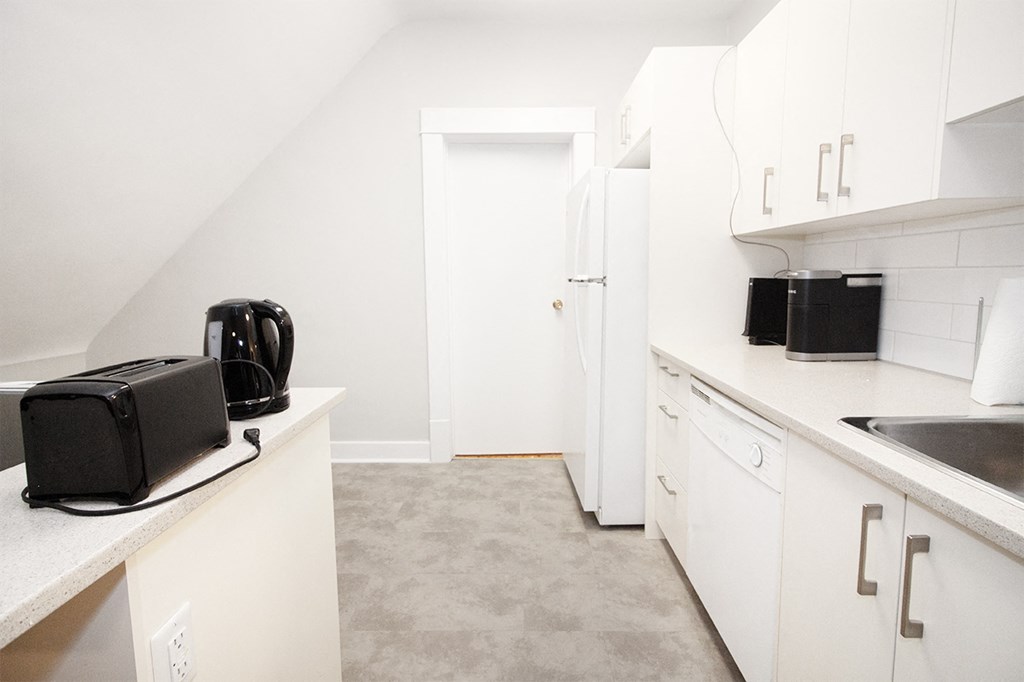 826 Wolseley House Rental Suites Apartments, 826 Wolseley Avenue